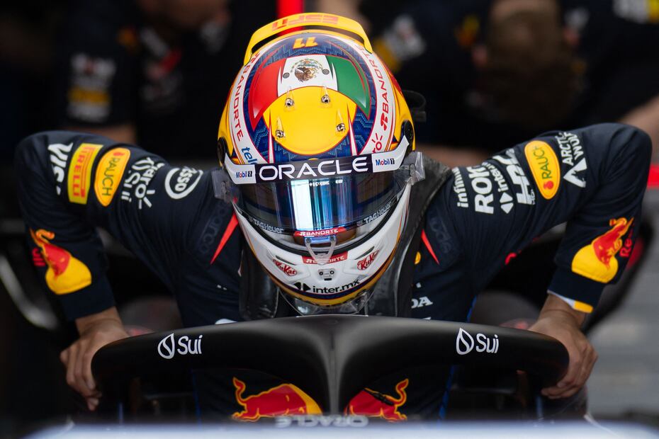 Checo Pérez, previo a las prácticas libres del Gran Premio de Emilia-Romaña - Foto: AFP