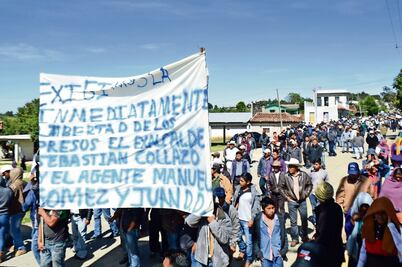 Con marcha, exigen libertad de ex alcalde