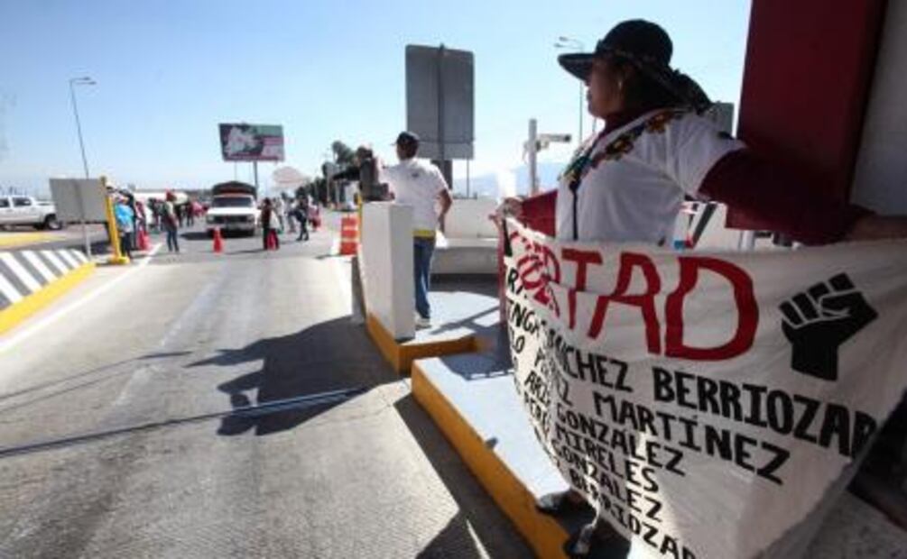 Pobladores toman caseta de Tenango; exigen liberación de "presos políticos" 