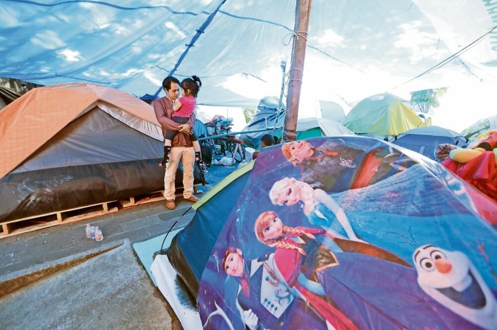 En la Benito Juárez hay al menos tres campamentos de vecinos que no pueden ingresar a sus departamentos ya que fueron declarados como inhabitables y temen perder sus pertenencias, por lo que hacen guardias en el lugar. (LUIS CORTÉS. EL UNIVERSAL)