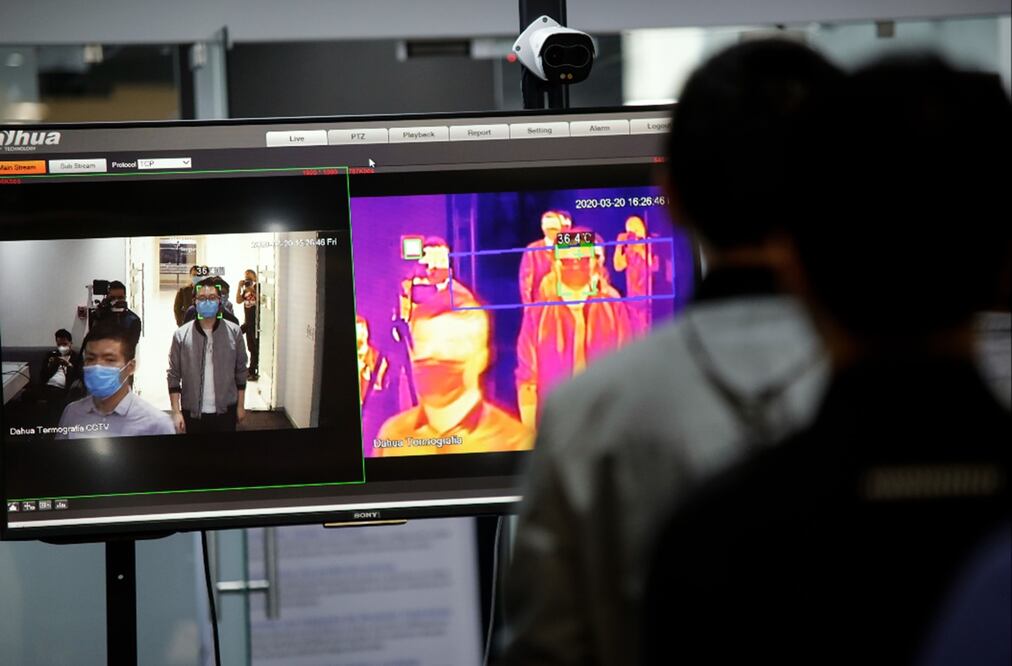 Cámara termográfica china instalada en un complejo empresarial en la CDMX. Foto: Xinhua, archivo 