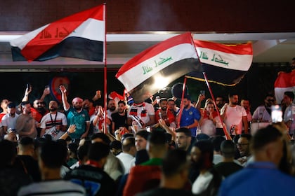 Cientos de aficionados de Irak arman fiesta en el centro de Monterrey para apoyar a su selección 