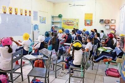 Van a la escuela con casco por temor a desplome de techos