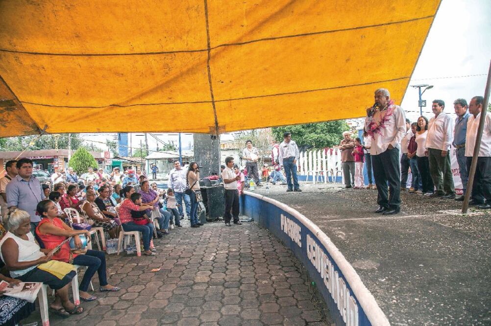 Andrés Manuel López Obrador calificó de masoquistas a aquellos que votarán por el PRI y PAN en las elecciones del 5 de junio durante una gira por Oaxaca (GERMÁN ESPINOSA. EL UNIVERSAL)