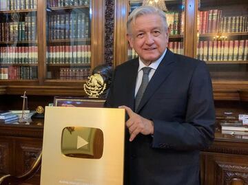 "Ya se me subió", dice AMLO al recibir botón de oro de Youtube