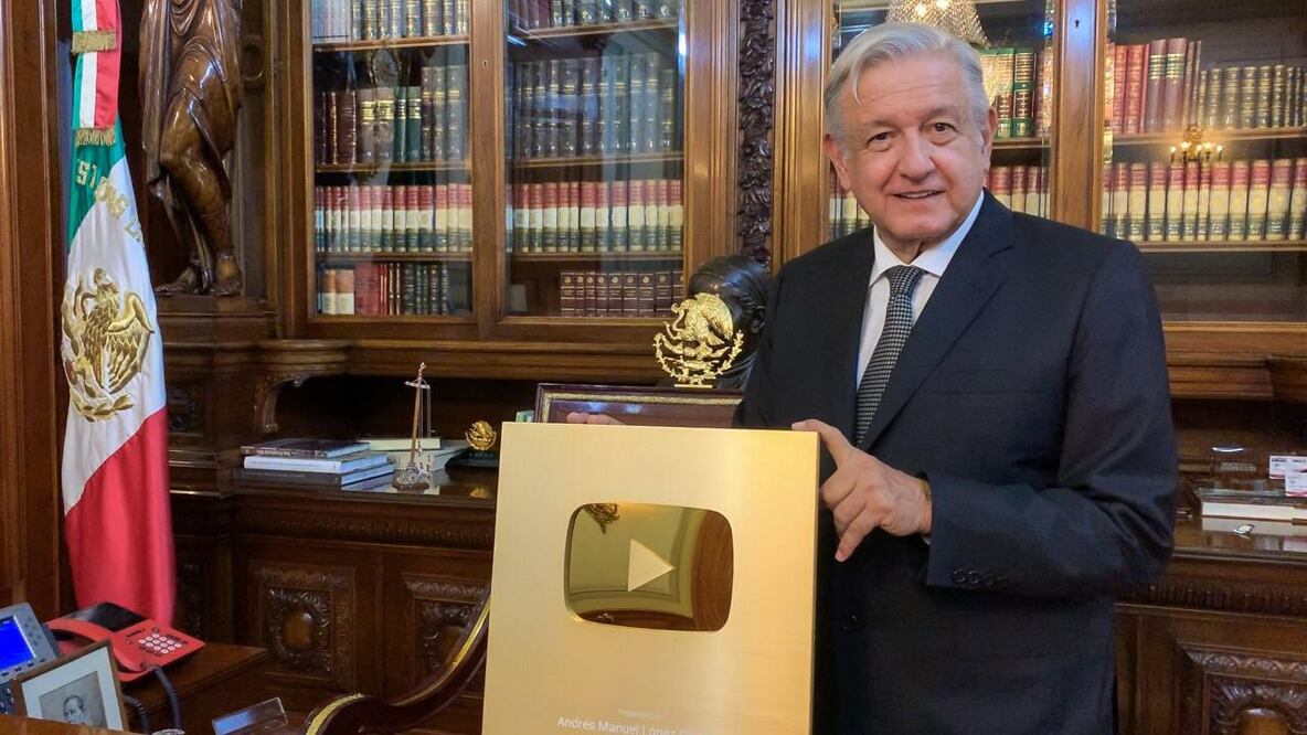 "Ya se me subió", dice AMLO al recibir botón de oro de Youtube