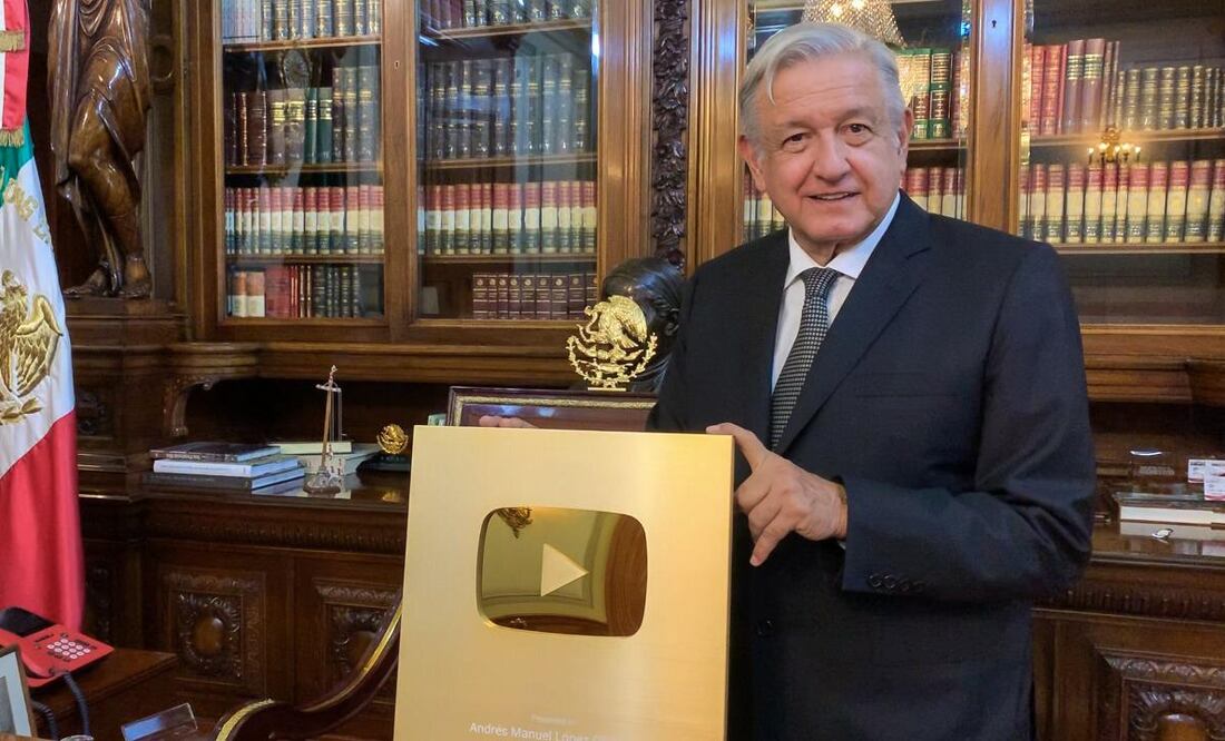 "Ya se me subió", dice AMLO al recibir botón de oro de Youtube