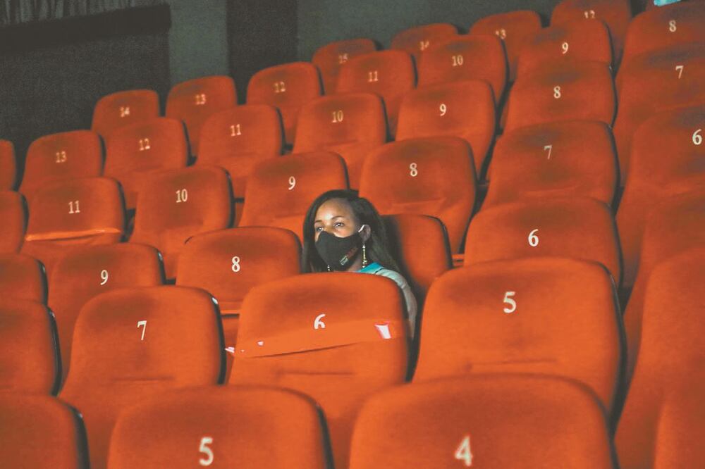 Los cines en la CDMX reabren con medidas preventivas como cubrebocas y un aforo del 30%. 