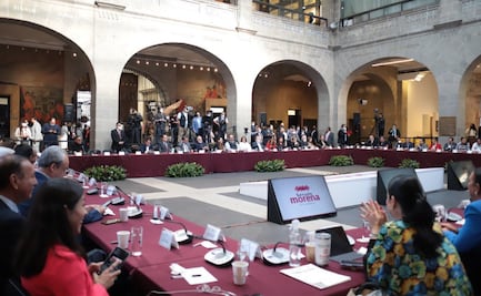 Reprochan a Adán Augusto López por dejar "plantados" a senadores de Morena en plenaria