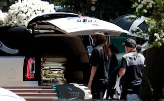 Llevan cuerpo del "Mencho" a panteón en Zapopan; operativo de seguridad acompaña el cortejo