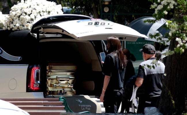 Llevan cuerpo del "Mencho" a panteón en Zapopan; operativo de seguridad acompaña el cortejo