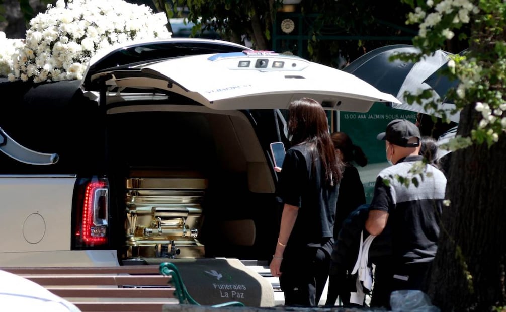 Llega ataúd con restos de "El Mencho" a panteón en Zapopan (02/03/2026). Foto: AFP