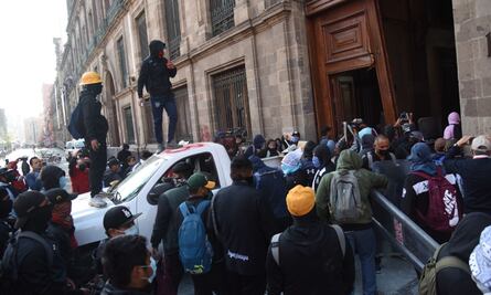 Fotos: normalistas de Ayotzinapa irrumpen en Palacio Nacional; derriban una de las puertas del recinto