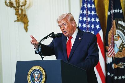 EU podría escoltar petroleros "si fuera necesario": Trump; dice que atacará a Irán muy fuerte "la próxima semana"