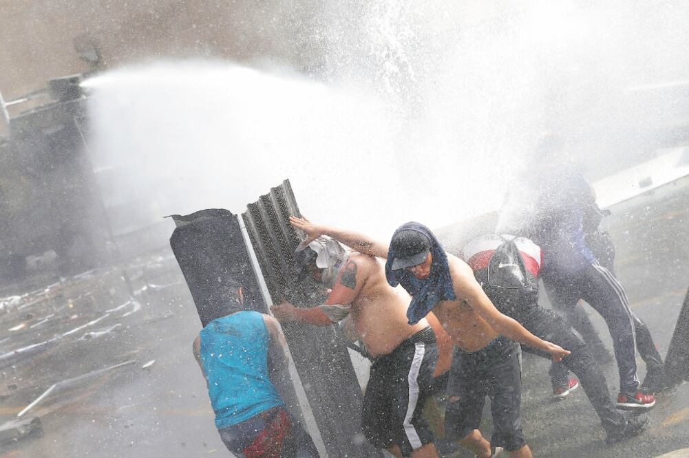 Las fuerzas de seguridad usaron cañones de agua contra los manifestantes, ayer en Santiago de Chile. Foto: EDGARD GARRIDO. REUTERS