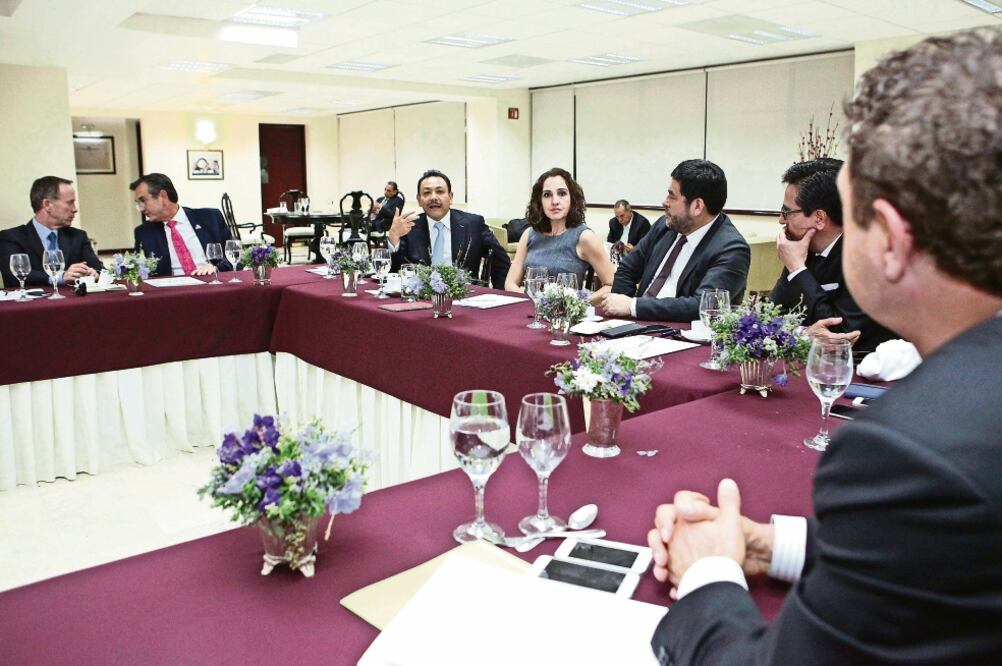En la foto, de izquierda a derecha: José Luis Luege Tamargo, Rodolfo Lacy, Héctor Serrano, Tanya Müller y de espaldas, Jesús Padilla Zenteno (LUCÍA GODÍNEZ. EL UNIVERSAL)