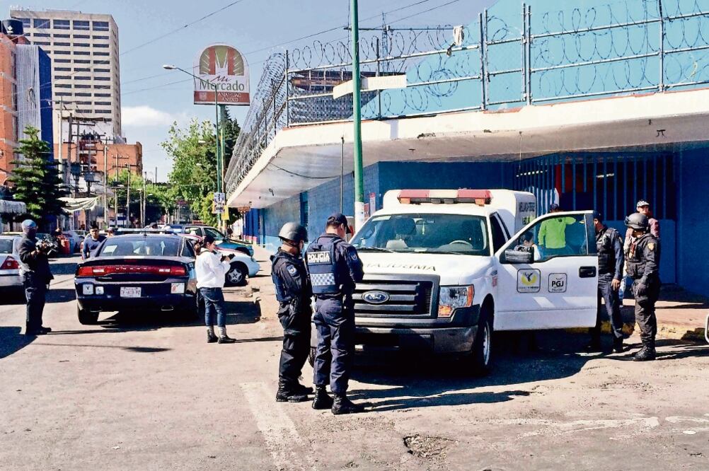 Elementos de la Coordinación Territorial Miguel Hidalgo 1 tomaron conocimiento de los hechos y se inició la averiguación por homicidio (FERNANDO RAMÍREZ. EL UNIVERSAL)