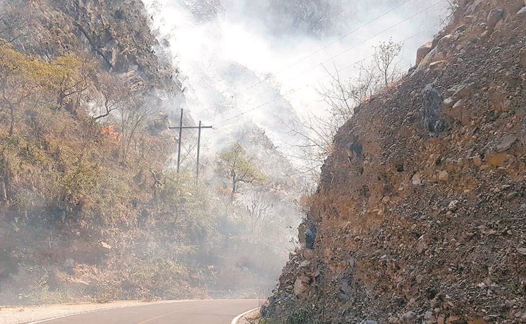 Para controlar el incendio en la sierra de Santiago fue necesario utilizar maquinaria para retirar rocas que cayeron del cañón de San Isidro. Foto: ESPECIAL