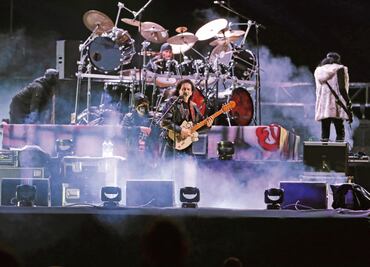 Alex Lora prende la rebelión en auto