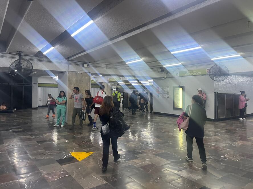En la estación Hidalgo de la Línea 3 del Metro, los seis ventiladores dispuestos en el pasillo principal están operando para ayudar a los usuarios a soportar las altas temperaturas. (Foto: Laura Arana/ EL UNIVERSAL)