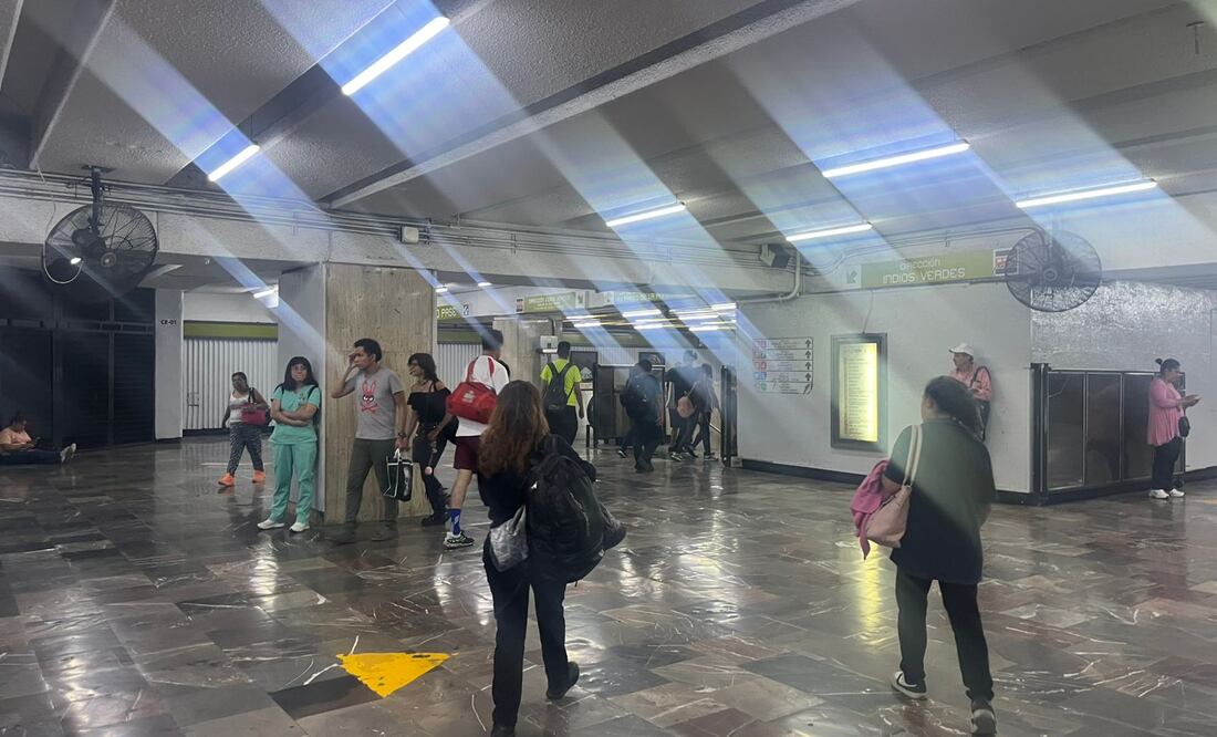 En la estación Hidalgo de la Línea 3 del Metro, los seis ventiladores dispuestos en el pasillo principal están operando para ayudar a los usuarios a soportar las altas temperaturas. (Foto: Laura Arana/ EL UNIVERSAL)