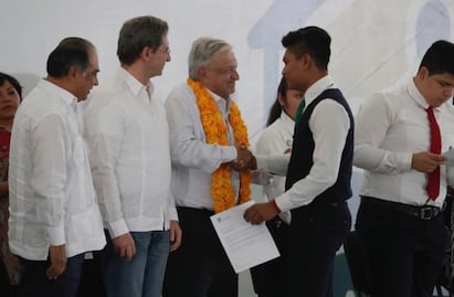 AMLO ofrece protección a quien informe del caso Ayotzinapa