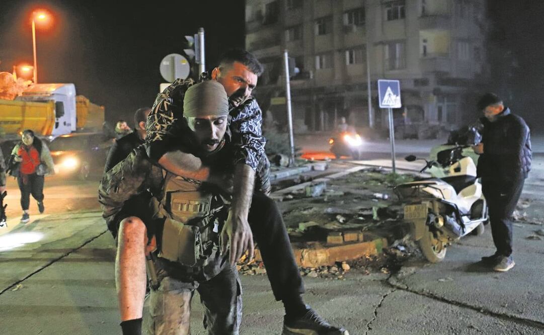 Un soldado carga a uno de los heridos por los recientes sismos registrados en Hatay, Turquía. Autoridades informaron del derrumbe de más edificios, atrapando a ocupantes.