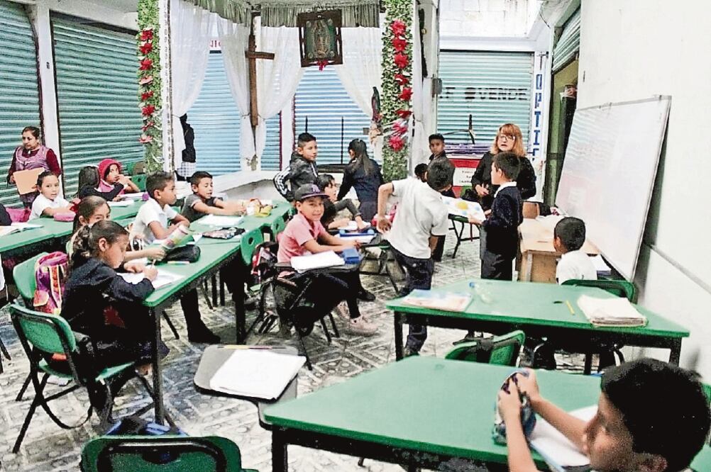 Padres de familia pagan una mensualidad a locatarios del mercado Santa María Tulpetlac para que sus hijos puedan usar sus instalaciones como aulas (EMILIO FERNÁNDEZ. EL UNIVERSAL)