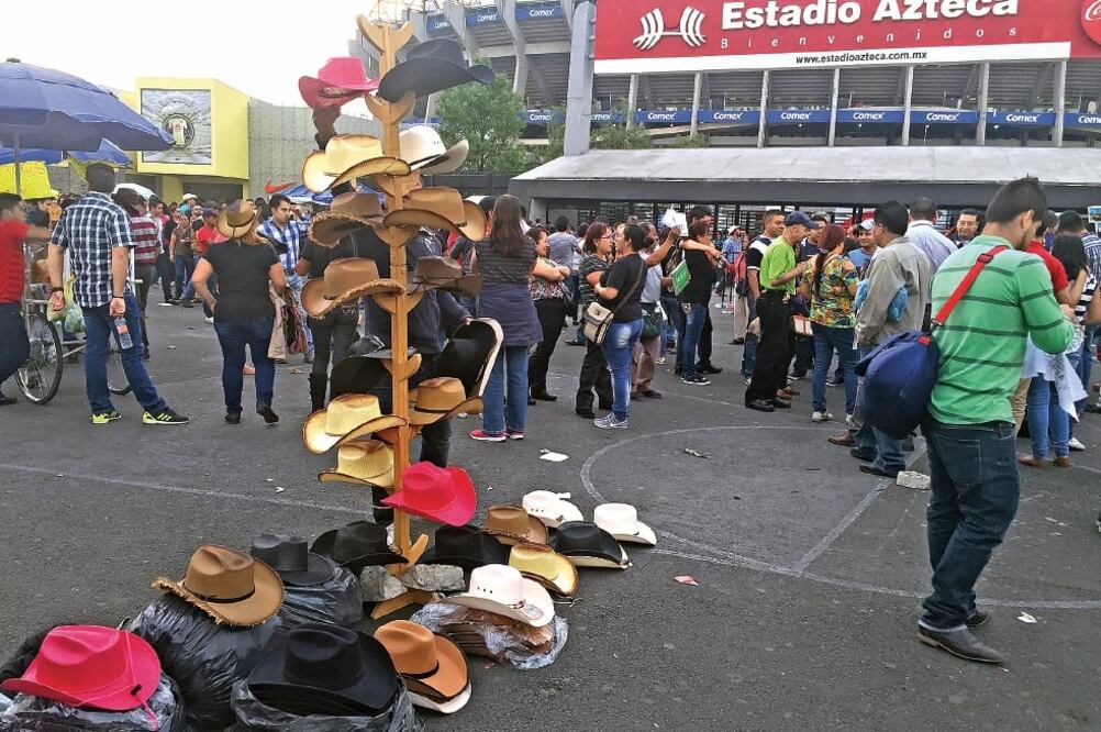 Los sombreros fueron el artículo más solicitado por los fans. (CRISTINA PINEDA. EL UNIVERSAL)