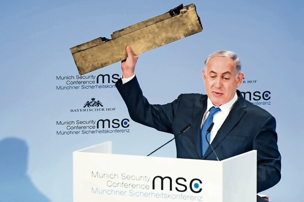 El primer ministro de Israel, Benjamin Netanyahu, mostró ayer lo que dice que es una parte del dron iraní que interceptó en territorio de su país. (AFP)