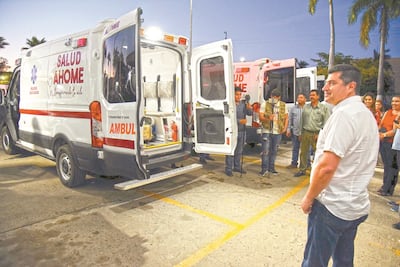 Alcalde renta ambulancias chafas a sobrecosto  