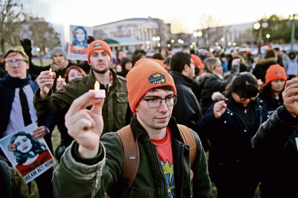 Decenas de personas participaron ayer en una vigilia afuera del Capitolio, en la ciudad de Washington, durante la cual pidieron a los legisladores que logren una ley que beneficie a los jóvenes DACA (WIN MCNAMEE. AFP)