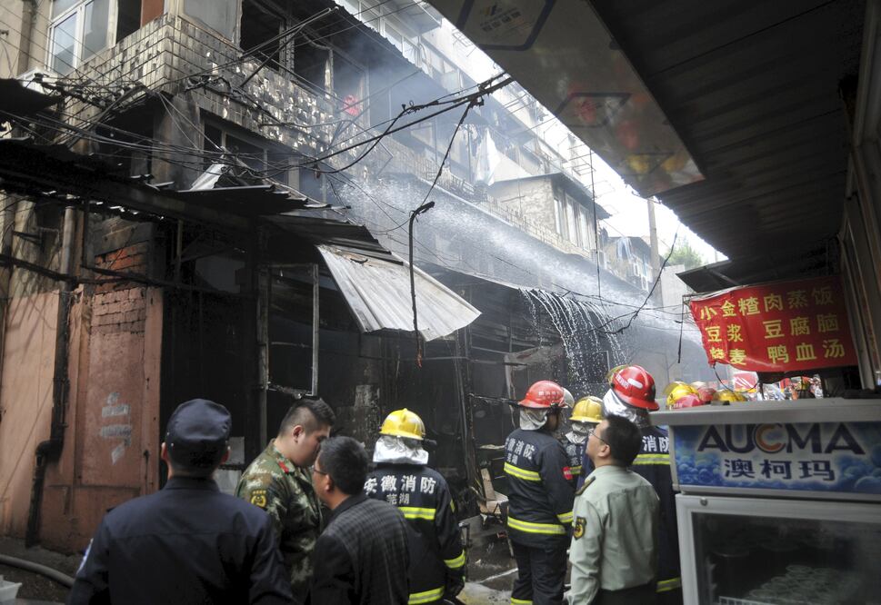 El restaurante es uno de los muchos que se encuentran en un callejón de 50 metros de largo en el distrito de Jinghu (REUTERS)