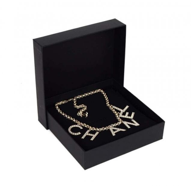 Belinda sorprende en instagram con flequillo y collar de 50 mil pesos 