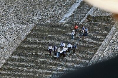 Turista alemán muere por infarto al subir a la Pirámide del Sol en Teotihuacan