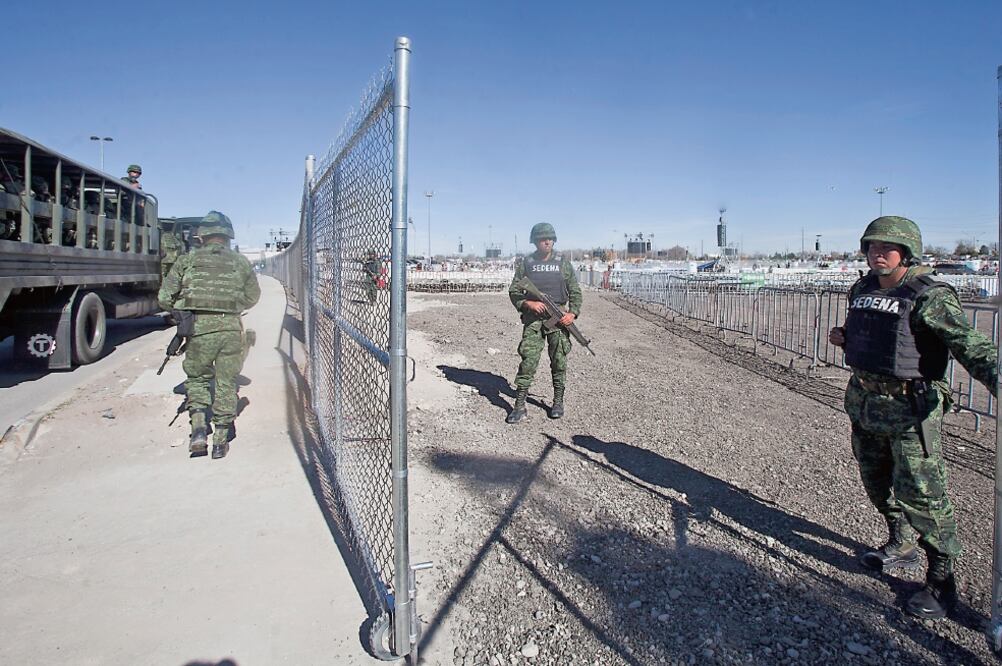Elementos policiacos y del Ejército instalaron retenes a lo largo de la Carretera Panamericana y Tecnológico, en la ruta que recorrerá el Papa (CRISTOPHER ROGEL. EL UNIVERSAL)