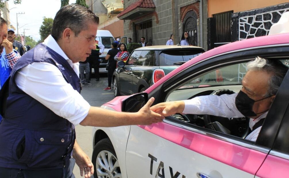 También ratificó su compromiso con la ciencia y la educación, al recibir al grupo universitario Propulsión UNAM. Foto: Especial

