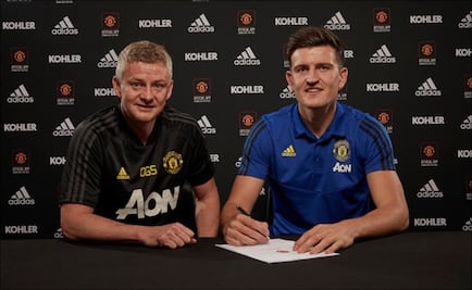 Manchester United firma al defensa más caro de la historia