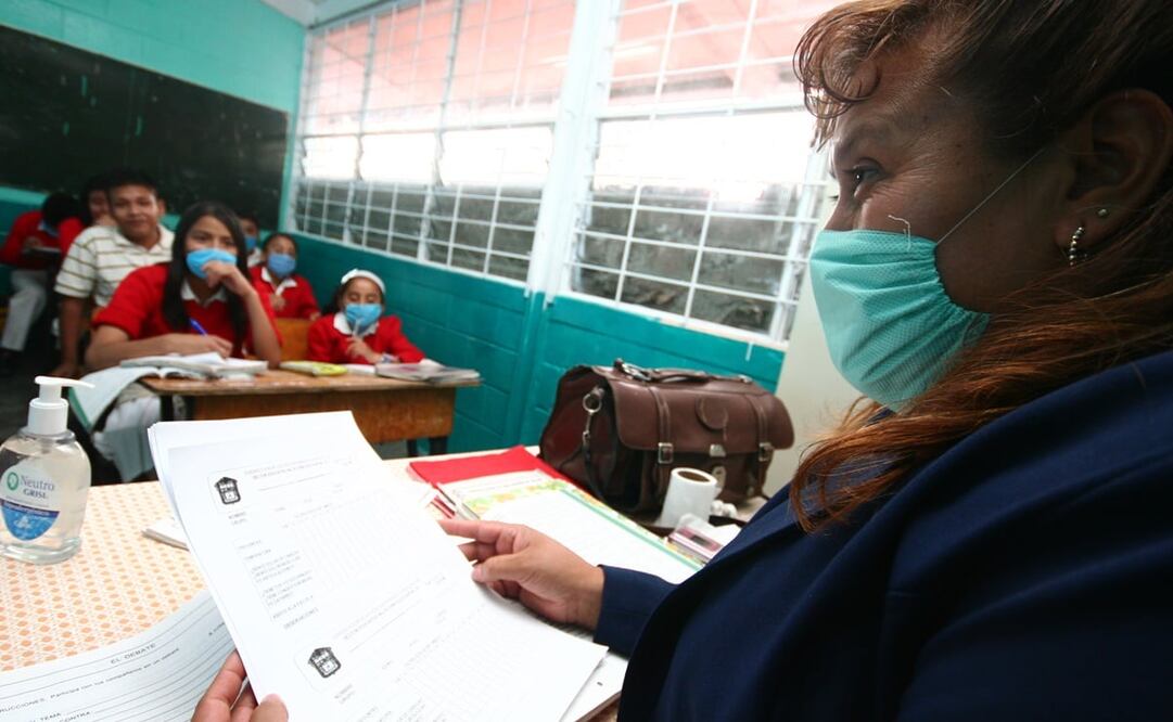 Fotografía de 2009, niños de escuela primaria utilizando como medida el uso de cubrebocas para evitar el contagio de influenza / Archivo. EL UNIVERSAL