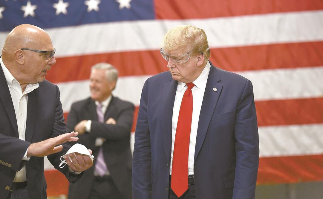 El mandatario estadounidense, Donald Trump, visitó ayer una fábrica de cubrebocas en Phoenix, Arizona, y sólo usó unas gafas protectoras. Foto: BRENDAN SMIALOWSKI. AFP