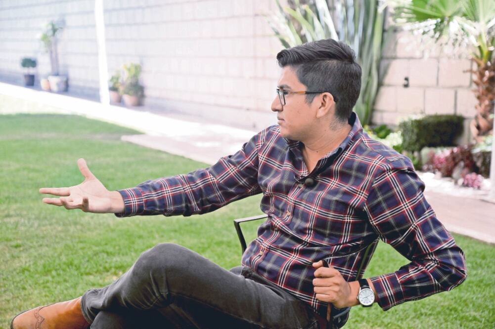 A petición de Miguel Ángel Covarruvias, ex alcalde de San Damián Texoloc, la entrevista se realizó en un jardín, lejos de su casa (ANTONIO RIVERA. EL UNIVERSAL)