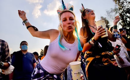 Sin cubrebocas ni sana distancia disfrutan del slam en el Corona Capital