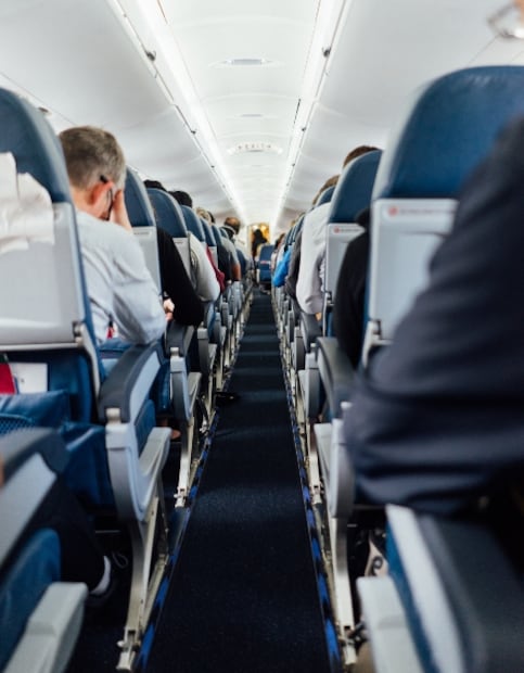 ¿Cuánto se ha reducido el espacio para las piernas en el avión?