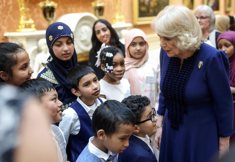 La reina Camila, con un grupo de escolares, en el Palacio de Buckingham, Londres. FOTO: CHRIS JACKSON. AFP