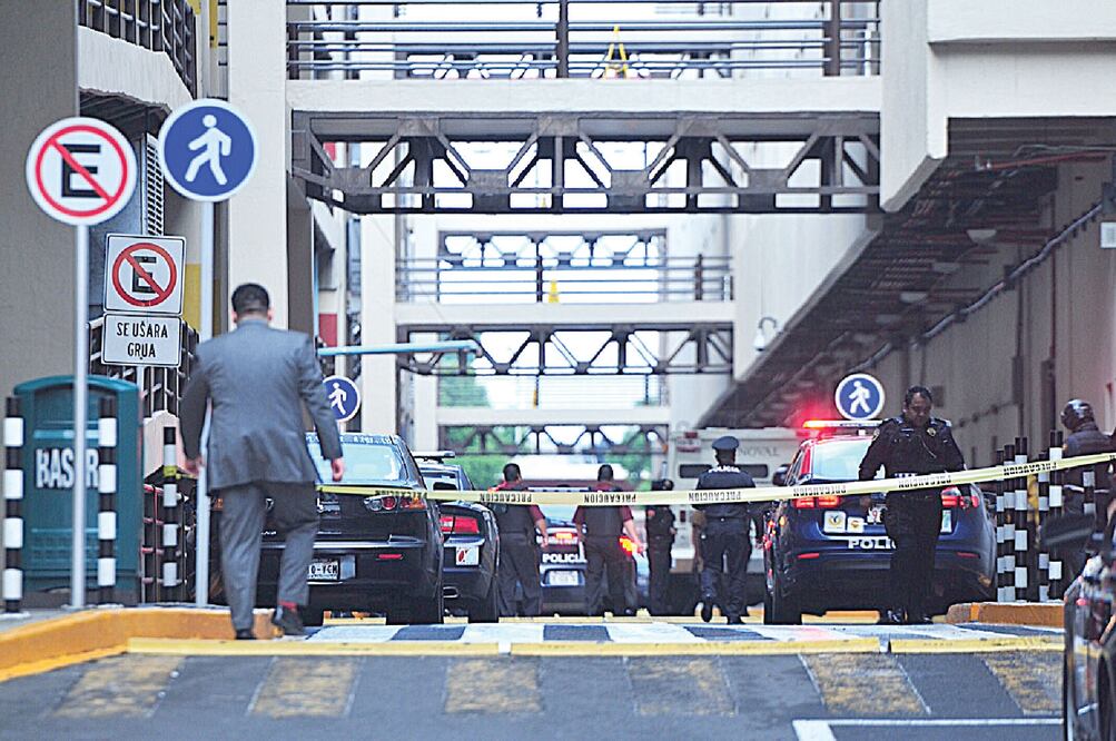 A la Plaza Galerías Coapa acudieron policías de la SSPDF, pero los asaltantes lograron huir en un auto compacto y una camioneta minivan (HUGO GARCÍA. EL UNIVERSAL)