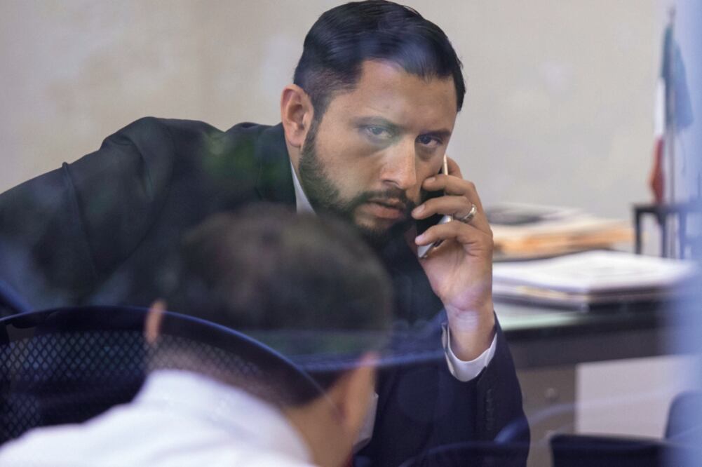 Pre cavido. El diputado Enrique Tarín García permanece dentro de las instalaciones de San Lázaro para evitar ser detenido. (GALO CAÑAS. CUARTOSCURO)