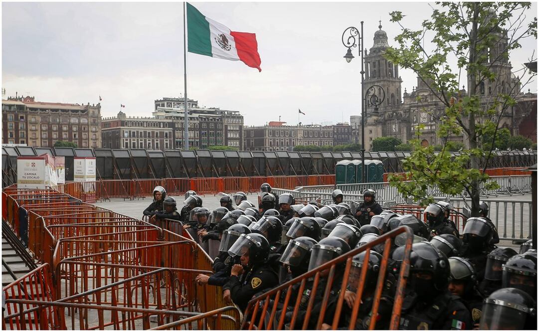 CNTE protesta de manera violenta en Palacio Nacional por compañeros agredidos en Oaxaca. Foto: Luis Camacho/EL UNIVERSAL