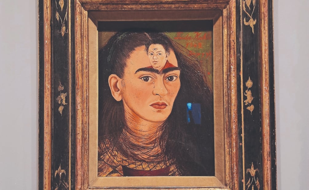 El cuadro Diego y yo muestra a la artista ya sin huipil, con su cabello enredado en el cuello, asfixiándola, con lágrimas de nuevo y con el regreso de Diego en su frente, sólo que ahora un poco más grande y con tres ojos. Foto: Frida Juárez Bautista/ EL UNIVERSAL