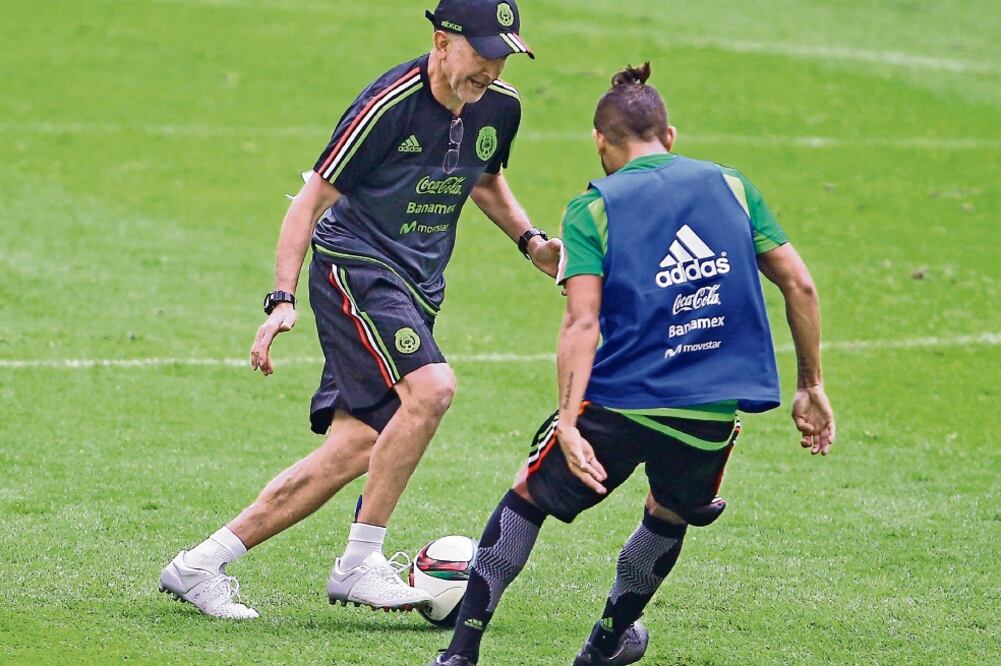 El timonel nacional enseña movimientos de balón con marca (FRANCISCO ESTRADA. JAM MEDIA)