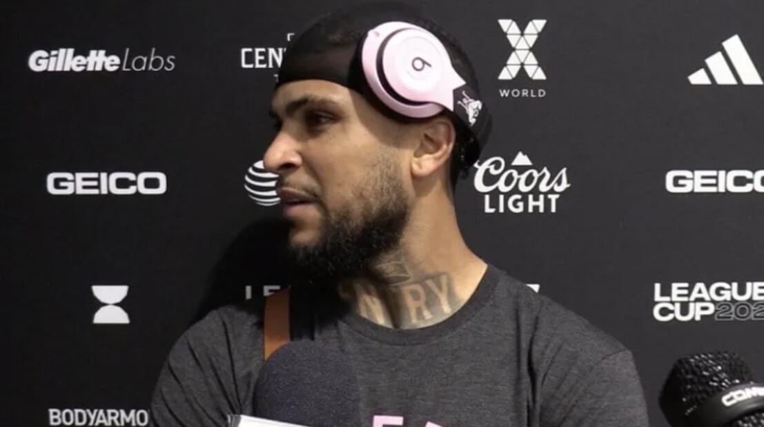 El gesto de Lionel Messi con sus compañeros / Foto: Especiales